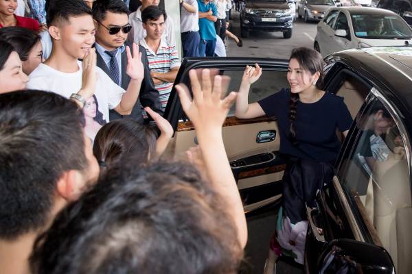Vừa đặt chân xuống Việt Nam, Lý Nhã Kỳ được fan vây kín, đồng thanh gọi 'công chúa Lý Nhã Kỳ' - Ảnh 11 Vừa đặt chân xuống Việt Nam, Lý Nhã Kỳ được fan vây kín, đồng thanh gọi 'công chúa Lý Nhã Kỳ' - Ảnh 11