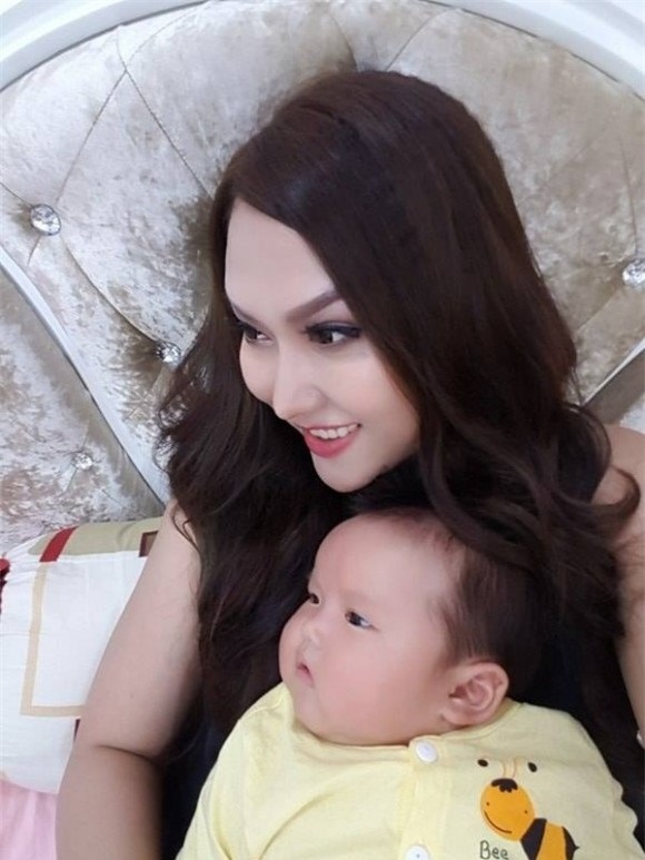 Chỉ mới một tuổi, con trai Phi Thanh Vân đã sở hữu khối tài sản đáng mơ ước - Ảnh 3 Người đẹp đã lo chu toàn mọi thứ cho con trai về vật chất chẳng kém cạnh ai