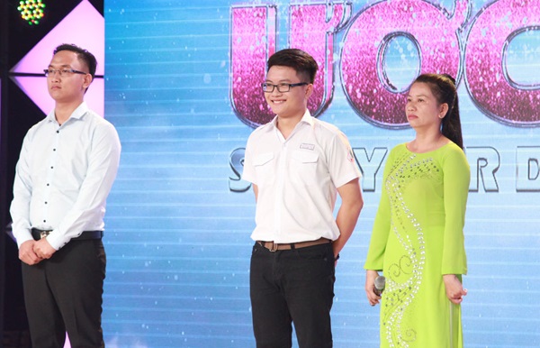 Dù cố kiềm chế, Trấn Thành vẫn đầm đìa nước mắt trên ghế nóng - Ảnh 4 Thí sinh Thanh Quí (ngoài cùng bên trái) làm nghề bán trái cây. Anh lên TP HCM kiếm sống, có ngày chỉ bán được mấy chục nghìn đồng, không đủ sống. Hai cái Tết đã qua nhưng anh vẫn chưa có tiền về quê sum họp cùng gia đình. Mẹ anh bị sạn thận, đang sống trong căn nhà tồi tàn ở quê, không có tiền chữa bệnh. Cậu học sinh Huy Hoàng (giữa) đi thi để có tiền giúp đỡ cô bạn học có cả cha và mẹ khuyết tật, mưu sinh bằng nghề bán vé số. Người phụ nữ tên Ngọc Giàu lại muốn dùng tiền thưởng để người hàng xóm nghèo, không gia đình, đã mất một bên mắt có điều kiện sống tốt hơn.