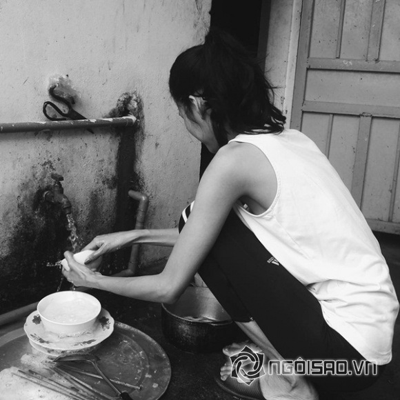 Là một người mẫu sáng giá nhưng khi về quê, Hoàng Thùy lại trở thànhcô gái mộ c mạc, chân phương sẵn sàng xắn tay rửa bát. Là một người mẫu sáng giá nhưng khi về quê, Hoàng Thùy lại trở thànhcô gái mộ c mạc, chân phương sẵn sàng xắn tay rửa bát.
