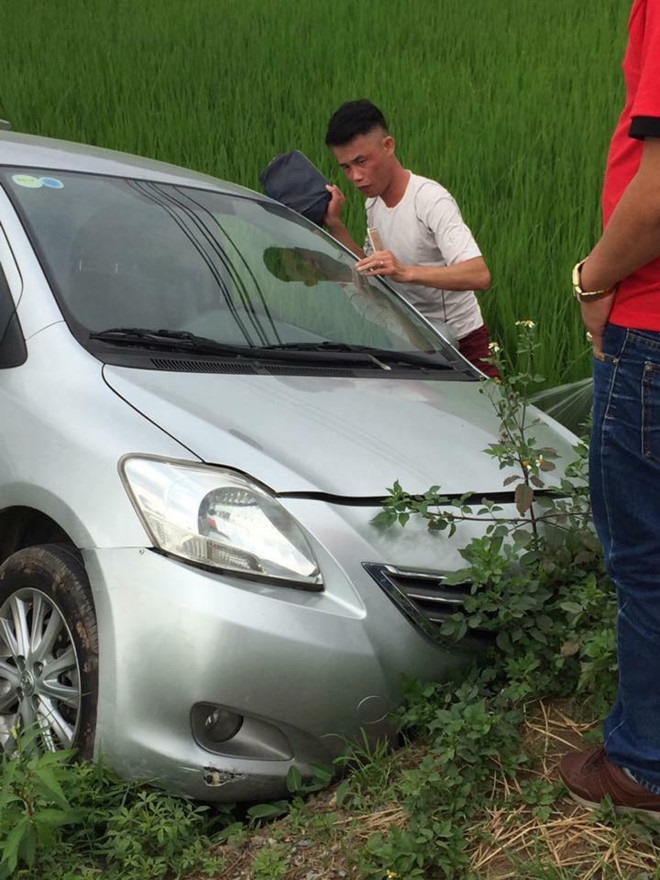 Hiệp Gà mất lái, đâm xe xuống ruộng ở Quảng Ninh - Ảnh 1 Hình ảnh diễn viên hài đâm xe xuống ruộng đang gây chú ý trên mạng xã hội.