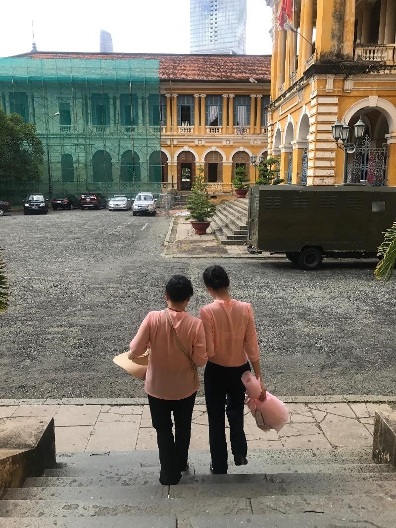 Hoa hậu Phương Nga đòi mẹ đi ăn ốc ngay khi vừa được tại ngoại - Ảnh 2 Hai mẹ con mua hoa để tặng... vợ luật sư. Ảnh: HOÀNG YẾN