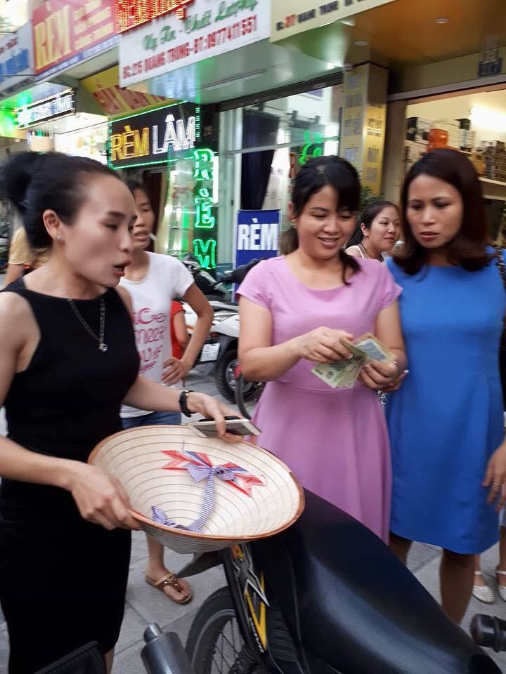 Phản ứng bất ngờ của 'các mẹ' khi bắt gặp 'hot girl' Bella ôm con chưa đầy tháng đi ăn quỵt tại Hà Đông - Ảnh 4 Phản ứng bất ngờ của 'các mẹ' khi bắt gặp 'hot girl' Bella ôm con chưa đầy tháng đi ăn quỵt tại Hà Đông - Ảnh 4