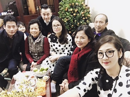 Khoe ảnh gia đình ba thế hệ mới thấy mẹ Lý Nhã Kỳ trẻ đẹp khó tin - Ảnh 7 Khoe ảnh gia đình ba thế hệ mới thấy mẹ Lý Nhã Kỳ trẻ đẹp khó tin - Ảnh 7