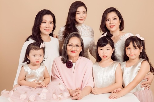 Khoe ảnh gia đình ba thế hệ mới thấy mẹ Lý Nhã Kỳ trẻ đẹp khó tin - Ảnh 1 Khoe ảnh gia đình ba thế hệ mới thấy mẹ Lý Nhã Kỳ trẻ đẹp khó tin - Ảnh 1
