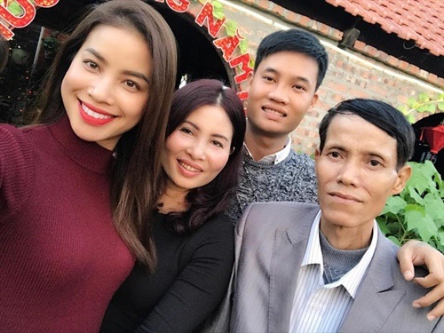 Khoe ảnh gia đình ba thế hệ mới thấy mẹ Lý Nhã Kỳ trẻ đẹp khó tin - Ảnh 9 Khoe ảnh gia đình ba thế hệ mới thấy mẹ Lý Nhã Kỳ trẻ đẹp khó tin - Ảnh 9