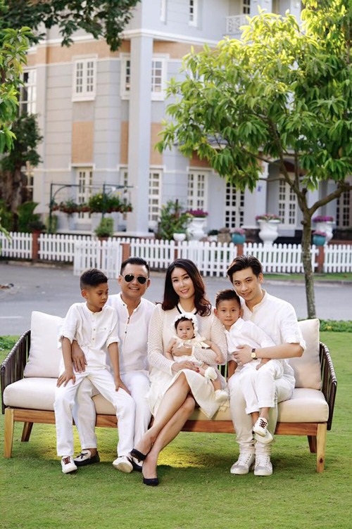 Khoe ảnh gia đình ba thế hệ mới thấy mẹ Lý Nhã Kỳ trẻ đẹp khó tin - Ảnh 12 Khoe ảnh gia đình ba thế hệ mới thấy mẹ Lý Nhã Kỳ trẻ đẹp khó tin - Ảnh 12