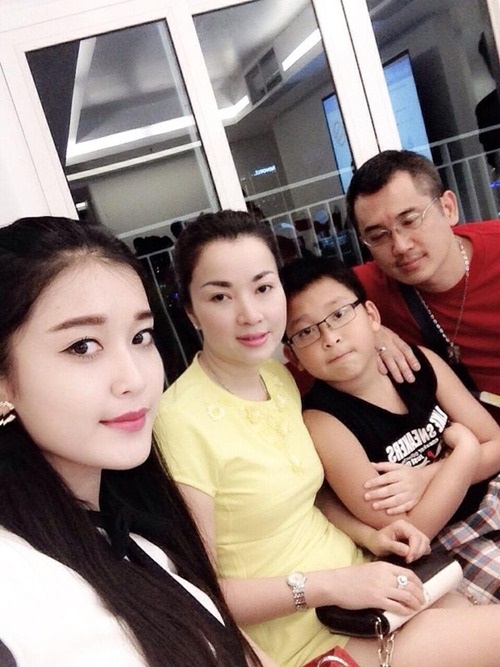 Khoe ảnh gia đình ba thế hệ mới thấy mẹ Lý Nhã Kỳ trẻ đẹp khó tin - Ảnh 15 Khoe ảnh gia đình ba thế hệ mới thấy mẹ Lý Nhã Kỳ trẻ đẹp khó tin - Ảnh 15