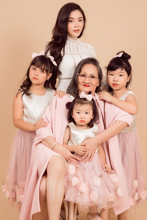Khoe ảnh gia đình ba thế hệ mới thấy mẹ Lý Nhã Kỳ trẻ đẹp khó tin - Ảnh 2 Khoe ảnh gia đình ba thế hệ mới thấy mẹ Lý Nhã Kỳ trẻ đẹp khó tin - Ảnh 2