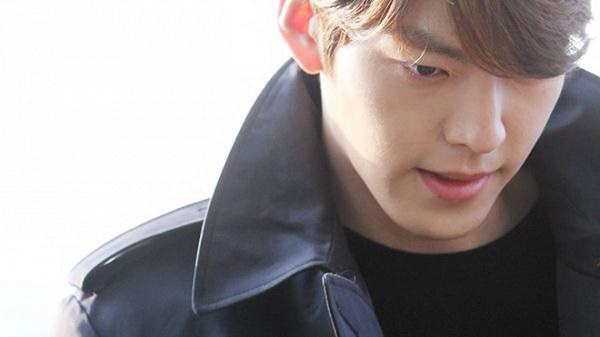 Kim Woo Bin đột ngột bị chấm dứt hợp đồng làm người đại diện, nhiều nghi vấn bệnh tình trở nặng