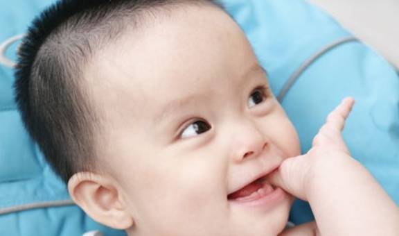 Trẻ sơ sinh mút ngón tay có tốt không? Sự khác nhau sau này của trẻ sơ sinh mút ngón tay và không mút ngón tay - Ảnh 4