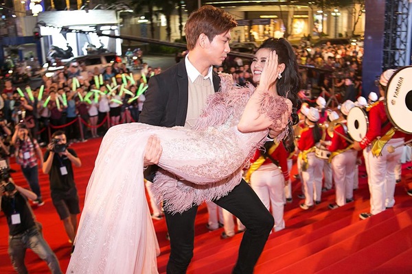 Những mỹ nhân Việt được 'nửa kia' chăm sóc từng ly từng tý ở sự kiện - Ảnh 2 Những mỹ nhân Việt được 'nửa kia' chăm sóc từng ly từng tý ở sự kiện - Ảnh 2