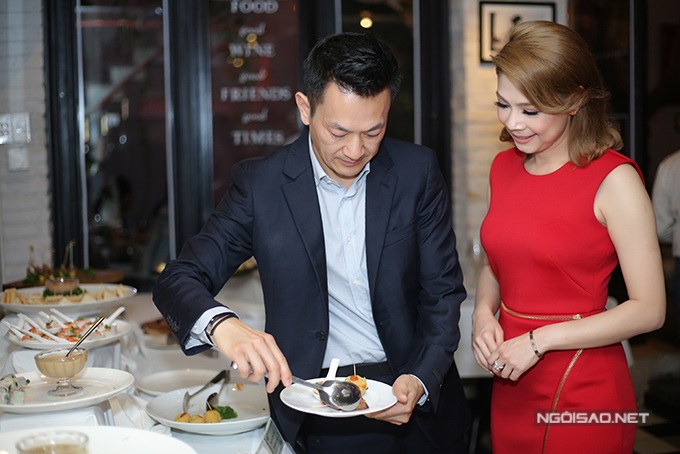 Những mỹ nhân Việt được 'nửa kia' chăm sóc từng ly từng tý ở sự kiện - Ảnh 4 Những mỹ nhân Việt được 'nửa kia' chăm sóc từng ly từng tý ở sự kiện - Ảnh 4