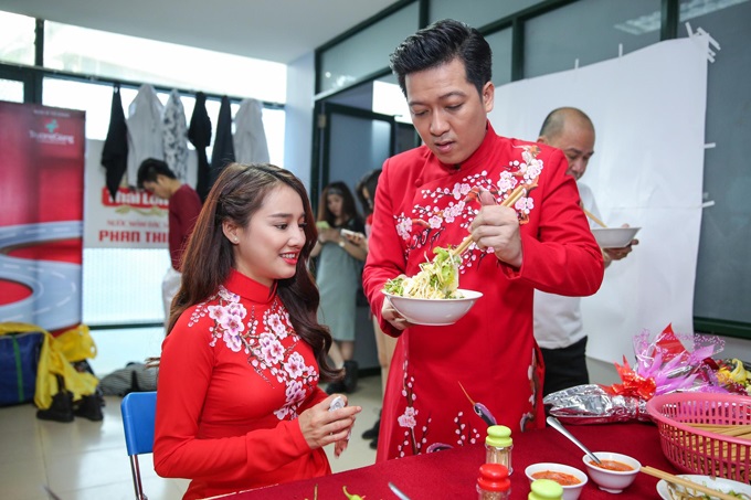 Những mỹ nhân Việt được 'nửa kia' chăm sóc từng ly từng tý ở sự kiện - Ảnh 6 Những mỹ nhân Việt được 'nửa kia' chăm sóc từng ly từng tý ở sự kiện - Ảnh 6
