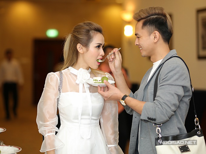 Những mỹ nhân Việt được 'nửa kia' chăm sóc từng ly từng tý ở sự kiện - Ảnh 7 Những mỹ nhân Việt được 'nửa kia' chăm sóc từng ly từng tý ở sự kiện - Ảnh 7
