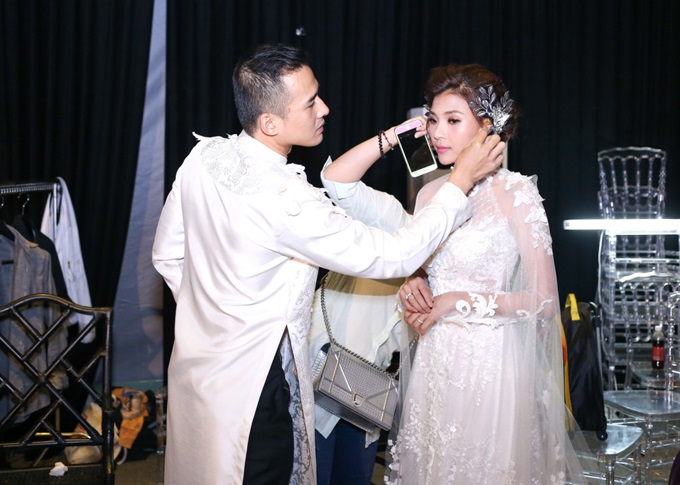 Những mỹ nhân Việt được 'nửa kia' chăm sóc từng ly từng tý ở sự kiện - Ảnh 8 Những mỹ nhân Việt được 'nửa kia' chăm sóc từng ly từng tý ở sự kiện - Ảnh 8