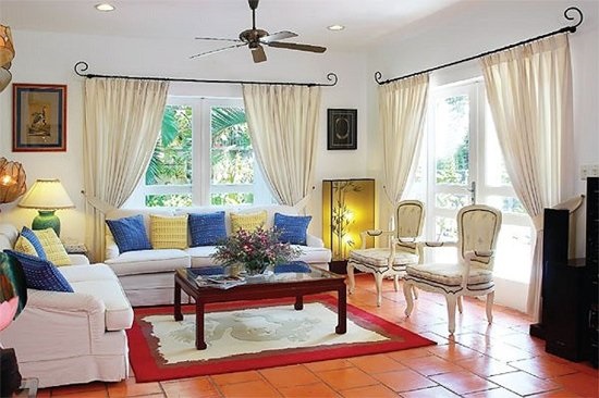 'Nữ hoàng ảnh lịch' Diễm My giàu đến đâu? - Ảnh 6 Phòng khách được bài trí đơn giản nhưng đầy tinh tế. Điểm nhấn của căn phòng chính là những bức tranh, tấm hình mang đầy kỷ niệm của gia đình người đẹp. Trong đó có tranh vẽ Diễm My với nhan sắc rực rỡ lúc xuân thì.