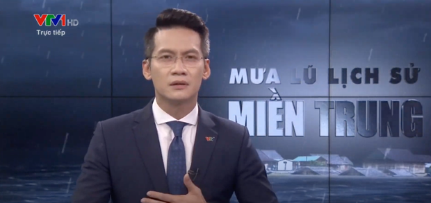 Nam MC VTV nghẹn ngào không thốt nên lời ngay trên sóng khi dẫn chương trình Thời sự trực tiếp về mưa lũ miền Trung - Ảnh 1