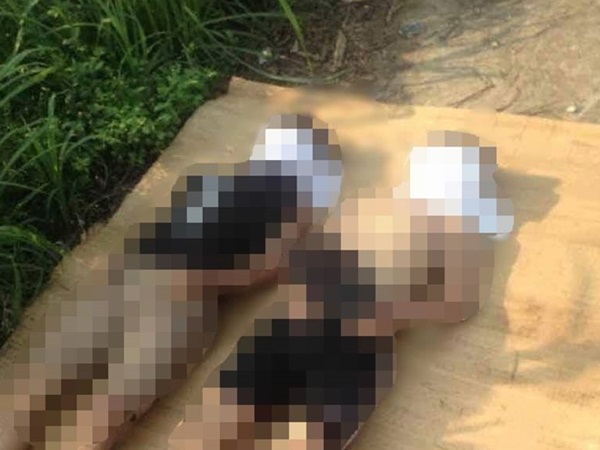 Bố mẹ nghèo khóc ngất bên thi thể hai con trai sinh đôi tử vong khi tắm ao