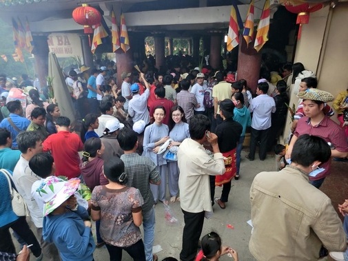 Sởn da gà khi đọc lại quẻ thẻ Hoa hậu Phương Nga rút ở điện thờ trước khi bị bắt - Ảnh 10 Sởn da gà khi đọc lại quẻ thẻ Hoa hậu Phương Nga rút ở điện thờ trước khi bị bắt - Ảnh 10