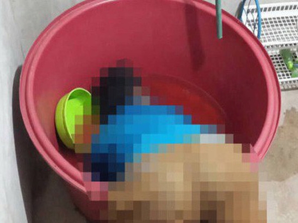 Mải ăn cơm trưa, cha mẹ để con 14 tháng tuổi chết đuối thương tâm trong xô nước nhà tắm
