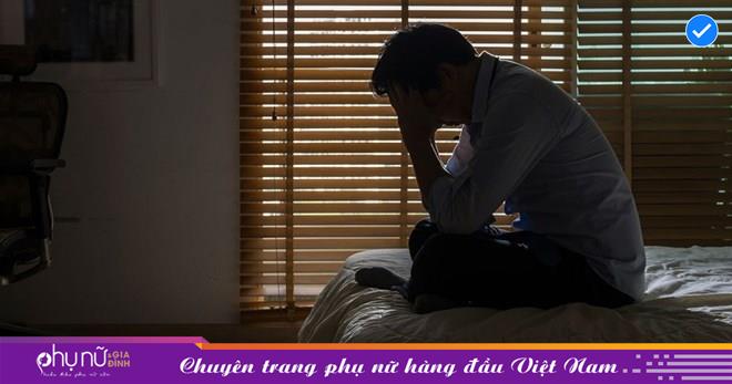 Nửa đêm vô tình thấy vợ lén lút cầm theo túi màu đen vào nhà tắm tôi