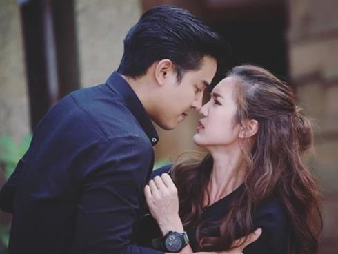 Rình lúc chồng đi công tác, anh hàng xóm ‘vượt rào’ sang làm hành động lạ khiến tôi thao thức mong chờ mỗi đêm Rình lúc chồng đi công tác, anh hàng xóm ‘vượt rào’ sang làm hành động lạ khiến tôi thao thức mong chờ mỗi đêm
