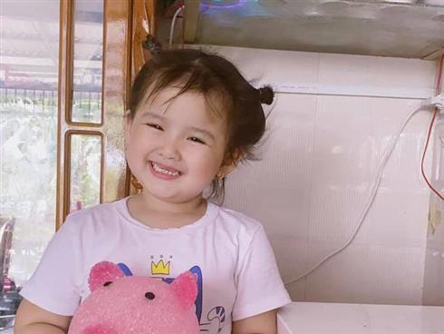 Con gái út Vân Quang Long tươi cười ôm kỷ vật cuối cùng của ba