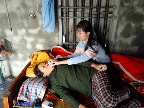 Nước mắt nữ sinh học giỏi không có cha, một mình chăm mẹ mắc bệnh hiểm nghèo "Nếu mẹ có mệnh hệ gì em biết làm sao đây!"