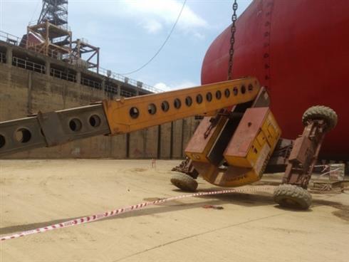 Quảng Ngãi: Xe nâng gặp sự cố, 2 người rơi ở độ cao 25 mét xuống đất tử vong