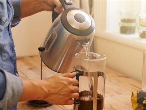 Thực hư uống nước đun sôi bằng ấm siêu tốc hại thần kinh, gây ung thư Thực hư uống nước đun sôi bằng ấm siêu tốc hại thần kinh, gây ung thư
