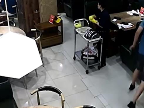 Bắt quả tang vợ ngồi ăn với nhân tình, chồng lao vào nhà hàng tát vợ như trời giáng Bắt quả tang vợ ngồi ăn với nhân tình, chồng lao vào nhà hàng tát vợ như trời giáng