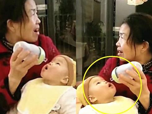 Bà cho cháu ti bình nhưng mải xem tivi, em bé há miệng chờ sữa trong "bất lực" khiến mọi người không nhịn được cười