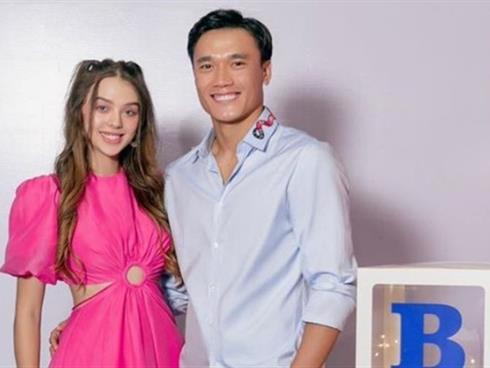 Vợ Tây mang bầu được Bùi Tiến Dũng cưng như trứng mỏng: Đích thân vào bếp nấu món ngon, chiều chuộng mọi sở thích để nàng vui Vợ Tây mang bầu được Bùi Tiến Dũng cưng như trứng mỏng: Đích thân vào bếp nấu món ngon, chiều chuộng mọi sở thích để nàng vui