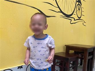 Hà Nội: Thương tâm bé trai 2 tuổi bị bỏ rơi trên phố, bên trong túi có kèm mảnh giấy với nội dung khiến nhiều người không khỏi xót xa 