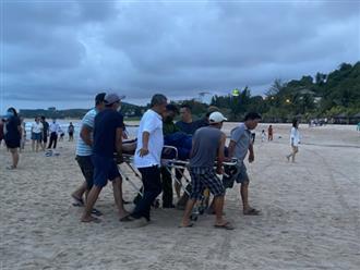 4 du khách bị sóng cuốn khi tắm biển Mũi Né, trong đó 2 người bị đuối nước thương tâm