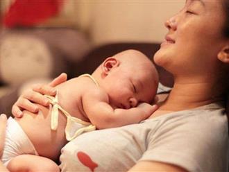 Sự khác biệt giữa một trẻ sơ sinh được “bế” và “nằm” từ khi còn nhỏ