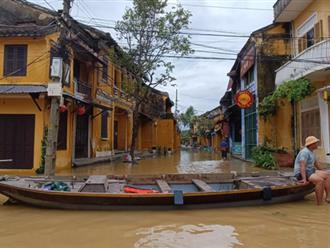Bão vừa qua, người dân Quảng Nam lại gấp rút di dời đồ đạc vì cảnh báo lũ quét cấp độ 2