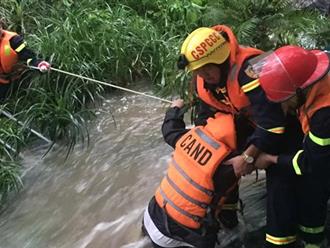 Chủ tịch nước tuyên dương đội cảnh sát đã cứu 23 học sinh, thầy giáo bị mắc kẹt tại Quảng Nam khi nước lũ dâng cao