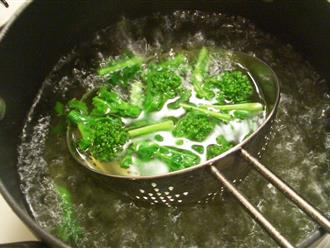 Kham khảo 5 bí quyết luộc rau ngon, giòn ngọt, vẫn giữ được độ xanh của rau từ đầu bếp