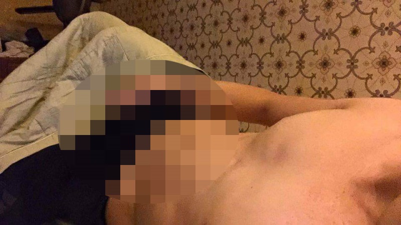 Trọn bộ ảnh khoe thân của Rocker Nguyễn bị lộ chát sex? - Ảnh 3 Họa tiết dán tường trùng với không gian căn hộ của Rocker Nguyễn