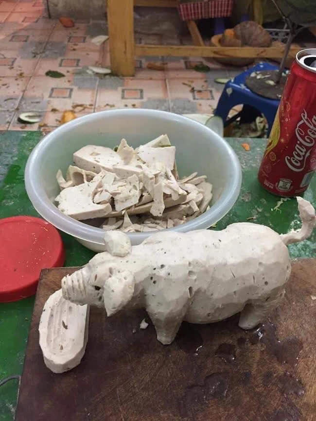 Nhà còn khúc giò lụa sau Tết, cô gái mang ra định đẽo thành con trâu nhưng thành phẩm lại là chú heo béo ngậy khiến dân mạng cười ngặt nghẽo - Ảnh 3 Nhà còn khúc giò lụa sau Tết, cô gái mang ra định đẽo thành con trâu nhưng thành phẩm lại là chú heo béo ngậy khiến dân mạng cười ngặt nghẽo - Ảnh 3