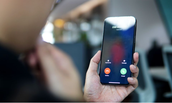 Nữ sinh viên ở Hà Nội mất gần 3 tỷ đồng sau khi nghe cuộc gọi xưng 'cán bộ công an' - Ảnh 1 Nữ sinh viên ở Hà Nội mất gần 3 tỷ đồng sau khi nghe cuộc gọi xưng 'cán bộ công an' - Ảnh 1