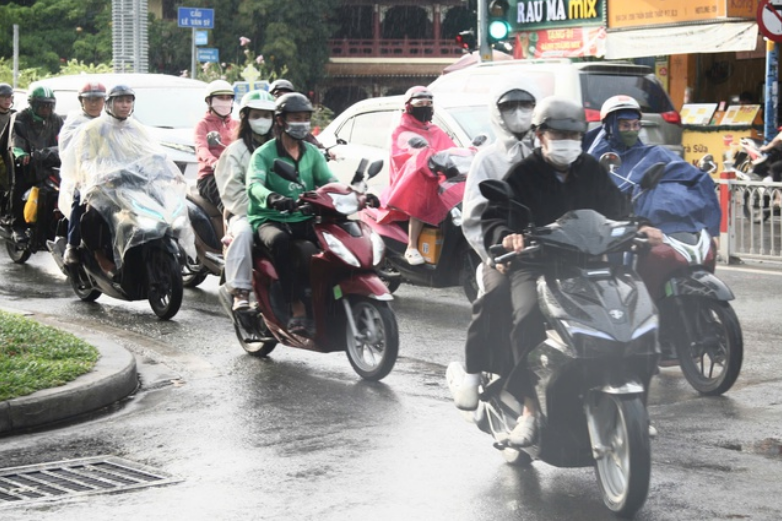 Thời tiết TPHCM hôm nay, tiếp tục có mưa về chiều: Người đi đường chú ý các điểm ngập, cống thoát nước - Ảnh 1 Thời tiết TPHCM hôm nay, tiếp tục có mưa về chiều: Người đi đường chú ý các điểm ngập, cống thoát nước - Ảnh 1