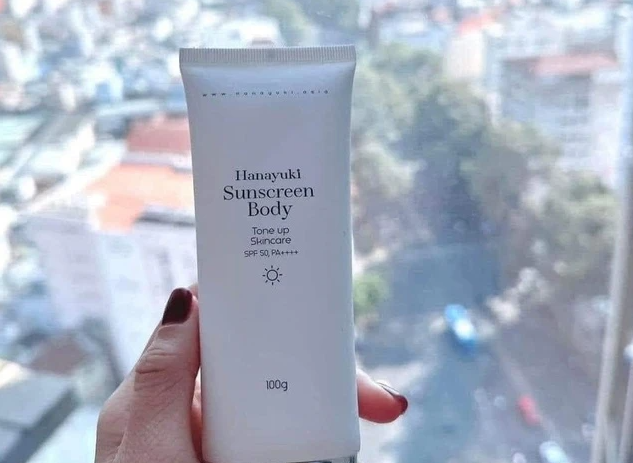 Kem chống nắng của vợ chồng Đoàn Di Băng chỉ số SPF 2,4 nhưng nhãn ghi 50: 'Là hàng giả!' - Ảnh 1