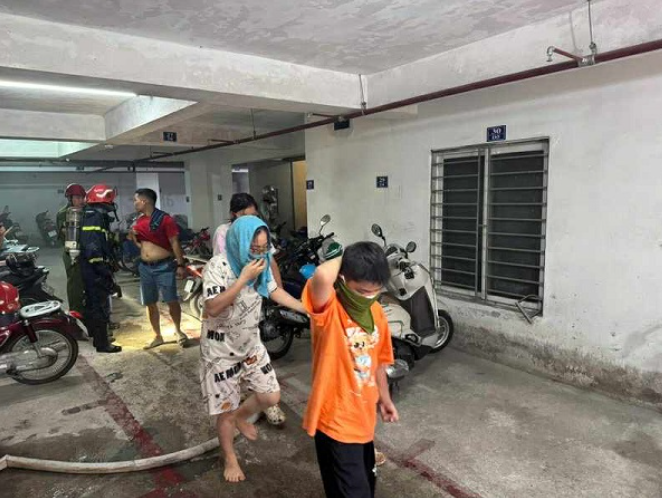 Chung cư mini ở Hà Nội bốc cháy dữ dội, khẩn trương sơ tán người dân bị mắc kẹt - Ảnh 2 Chung cư mini ở Hà Nội bốc cháy dữ dội, khẩn trương sơ tán người dân bị mắc kẹt - Ảnh 2