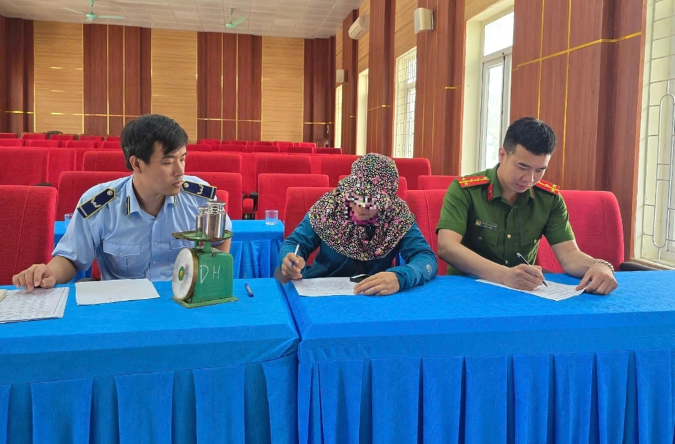 Xử phạt người bán hàng rong cân thiếu hải sản cho du khách ở Sầm Sơn - Ảnh 3 Xử phạt người bán hàng rong cân thiếu hải sản cho du khách ở Sầm Sơn - Ảnh 3
