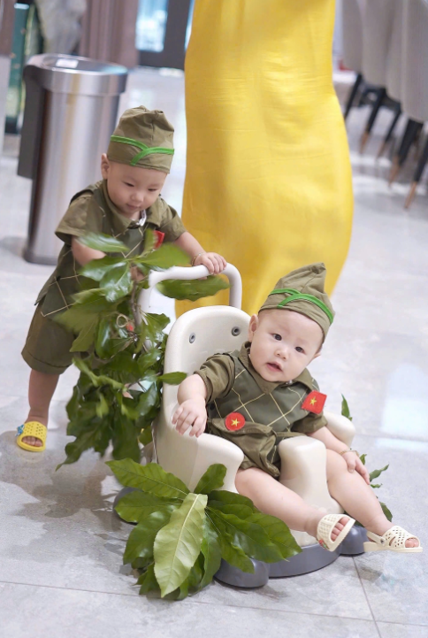 Cặp song sinh nhà Phương Oanh hóa bộ đội nhí, hành động ngộ nghĩnh khiến ai cũng bật cười - Ảnh 5