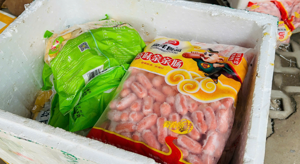Công an Hà Nội thu giữ hơn 1 tấn nguyên liệu 'xiên bẩn', có thể tích tụ độc tố gây ung thư - Ảnh 2 Công an Hà Nội thu giữ hơn 1 tấn nguyên liệu 'xiên bẩn', có thể tích tụ độc tố gây ung thư - Ảnh 2