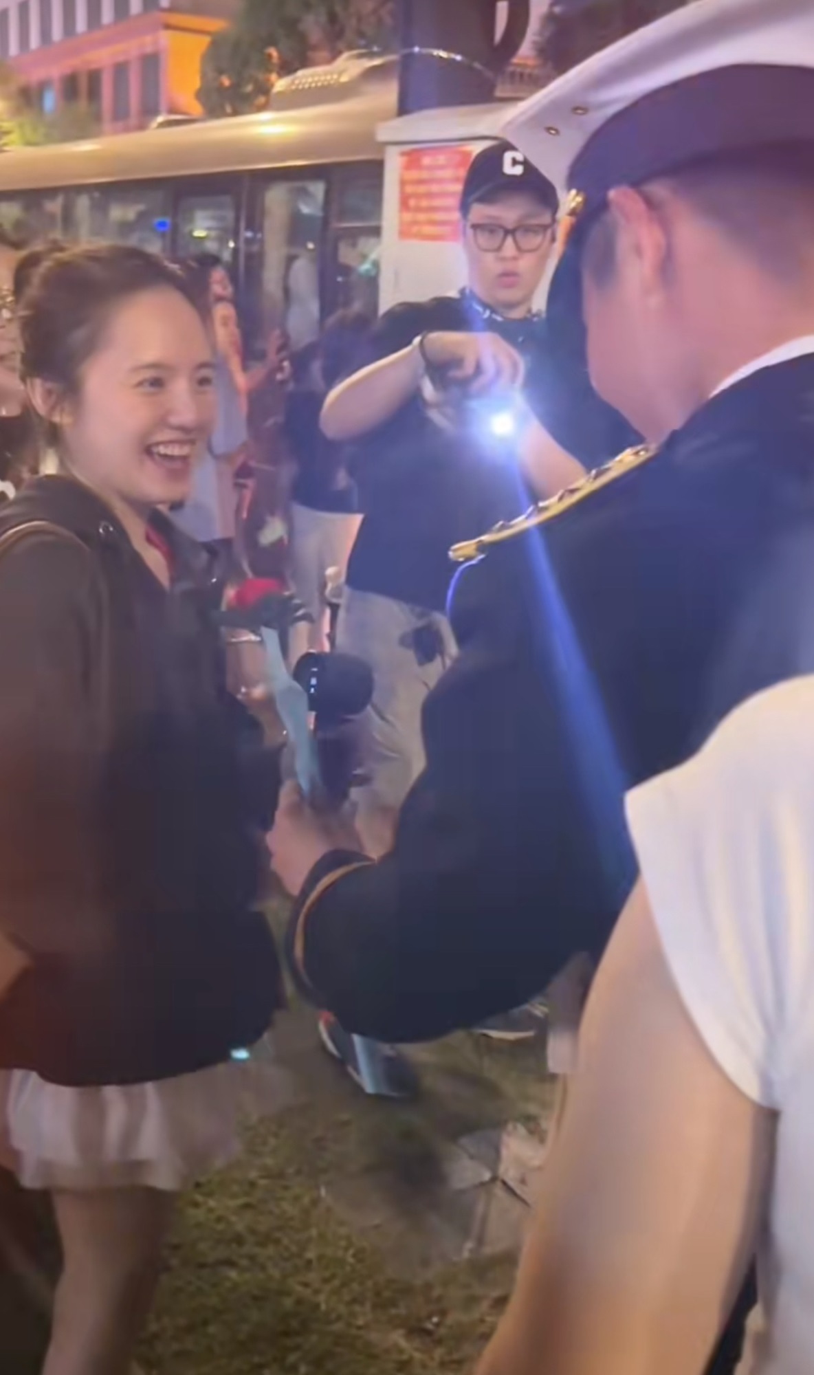 Danh tính chàng quân nhân điển trai và bạn gái sau 'cái ôm' viral mạng xã hội trong đêm hợp luyện diễu binh - Ảnh 1